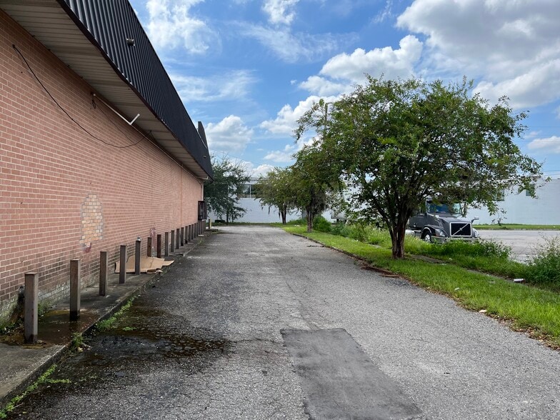 More Photos Of 5243 Normandy Blvd, Jacksonville Storefront For Sale