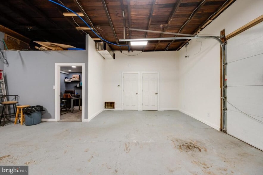 More Photos Of 519 Main St, Blandon Flex For Sale