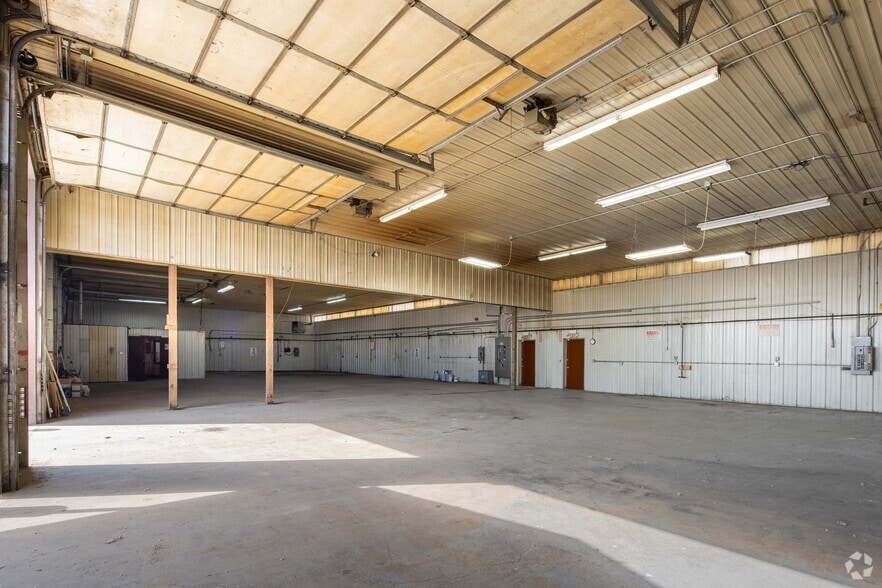 More Photos Of 3504 S Virginia, Crystal Lake Truck Terminal For Sale