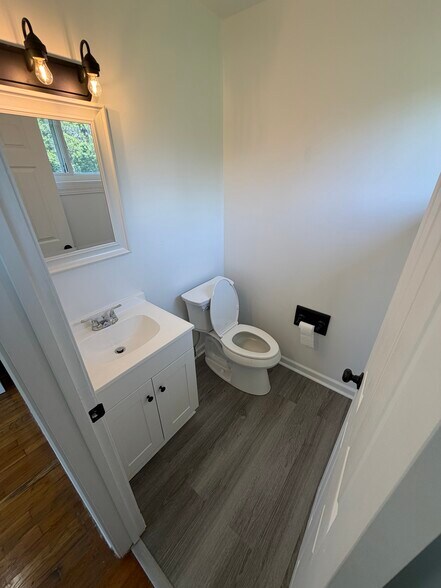 More Photos Of 911 Locust Dr, Richmond Flex For Sale
