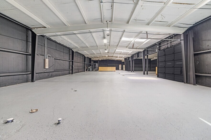 More Photos Of 408 S Main St, Lampasas Light Distribution For Sale