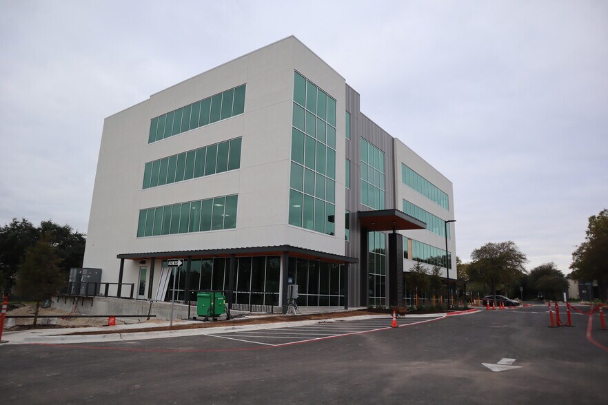 More Photos Of 7951 Shoal Creek Blvd, Austin Medical For Lease