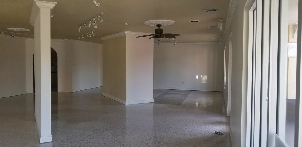 More Photos Of 1530 Dolphin St, Sarasota Storefront For Lease