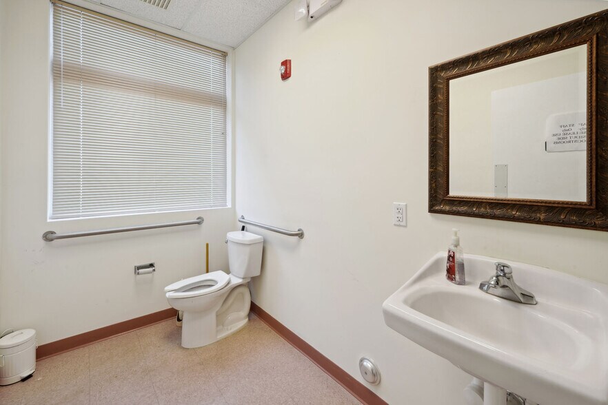 More Photos Of 1374 Whitehorse Hamilton Square Rd, Hamilton Medical For Sale