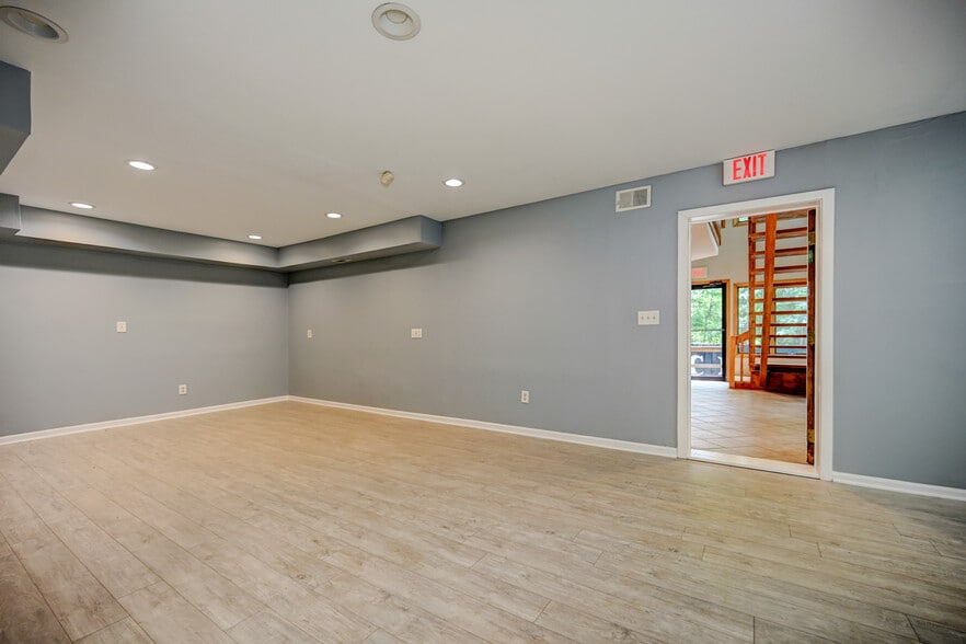 More Photos Of 270 Route 9 N, Manalapan Township Office For Lease