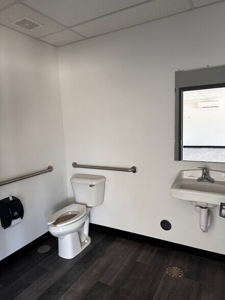 More Photos Of 161 Second Ave, Rochelle Warehouse For Lease