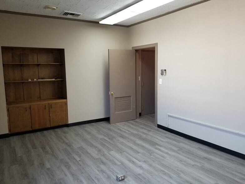 More Photos Of 49 Public Sq, Shelbyville Office For Sale