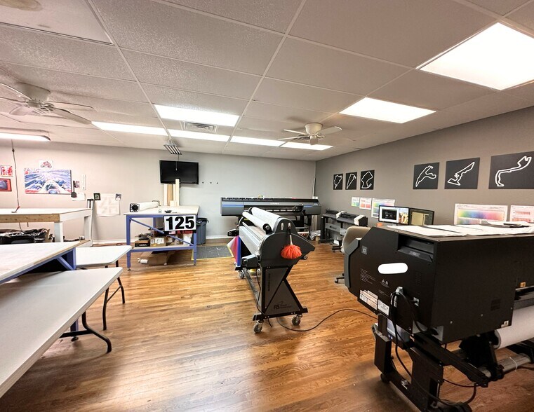 More Photos Of 3013 Joyce Dr, Fort Worth Showroom For Sale