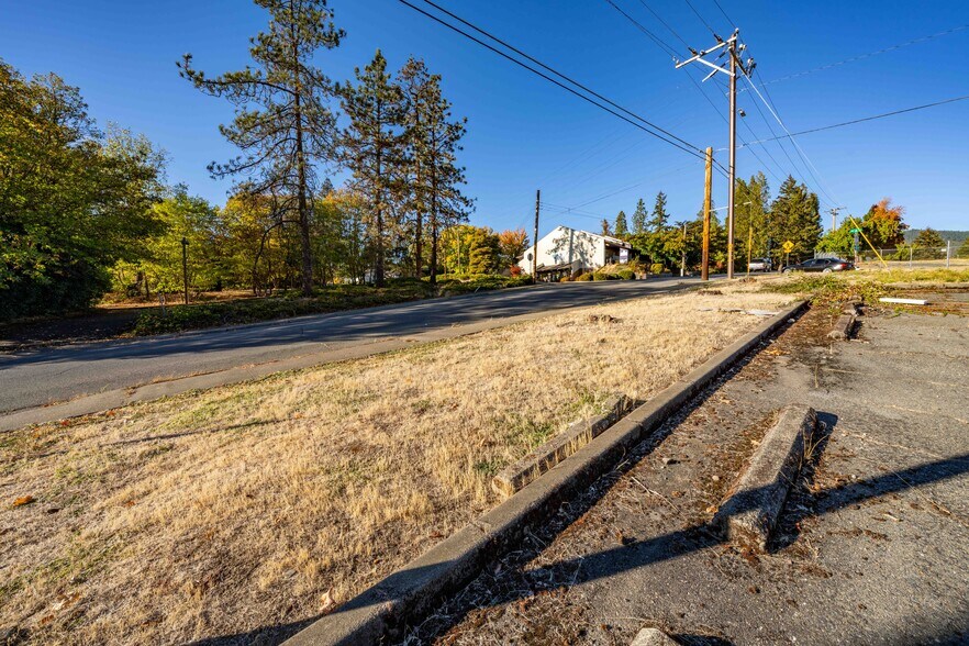 More Photos Of 700 NW Dimmick St, Grants Pass Specialty For Sale