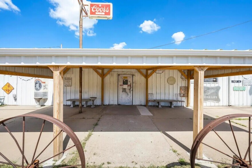 More Photos Of 2106 E 4th Ave, Hutchinson Storefront For Sale