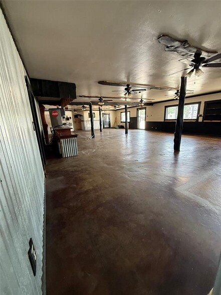 More Photos Of 211 US Highway 281, Johnson City General Retail For Lease