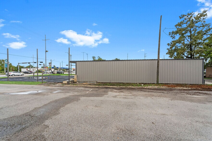 More Photos Of 107 N Danville St, Willis Showroom For Lease