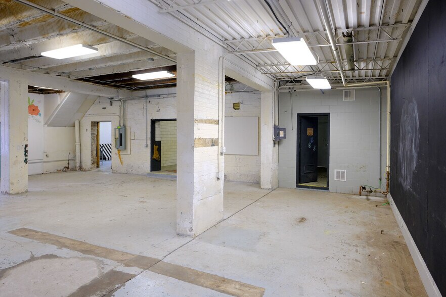 More Photos Of 408 W Main St, Benton Harbor Freestanding For Lease