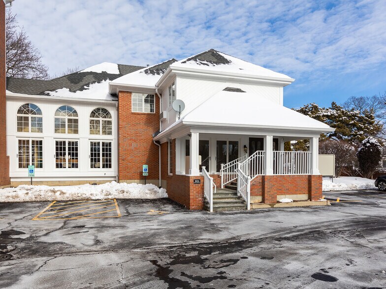 More Photos Of 301 W Roosevelt Rd, Wheaton Office For Lease