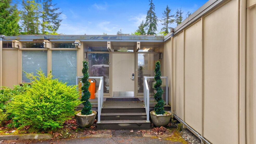 More Photos Of 11805 NE 116th St, Kirkland Warehouse For Sale