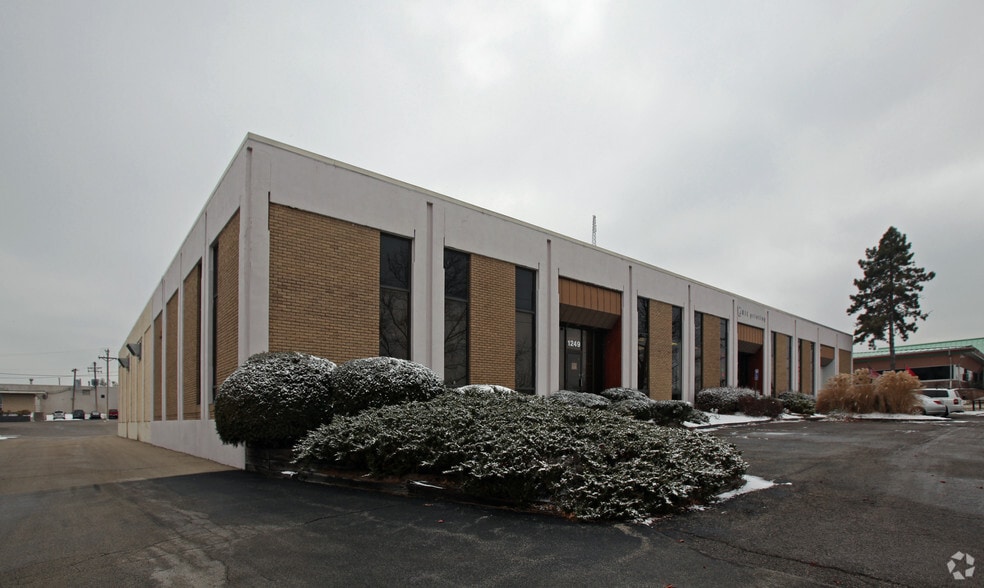 Primary Photo Of 1249-1265 N Warson Rd, Creve Coeur Warehouse For Lease