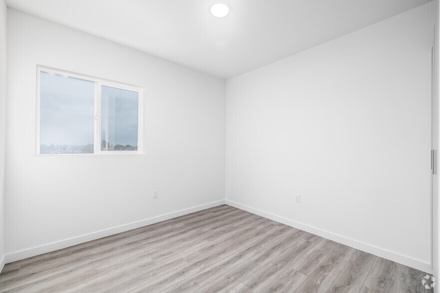 More Photos Of 300 W 60th St, Los Angeles Apartments For Sale