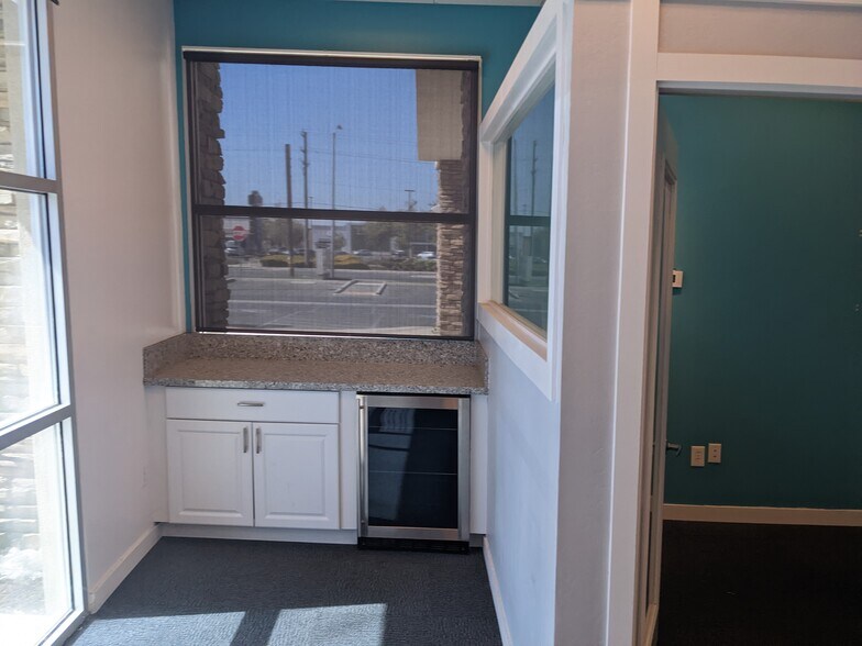 More Photos Of 2720 Calloway Dr, Bakersfield Storefront Retail Office For Lease