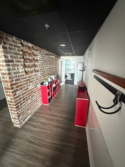 More Photos Of 10 Whitaker St, Savannah Storefront Retail Residential For Lease