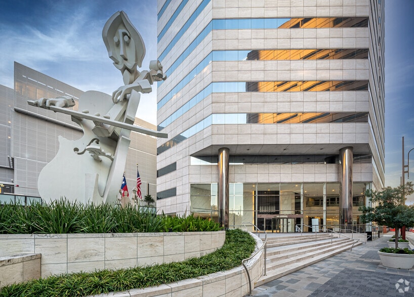 More Photos Of 440 Louisiana St, Houston Office For Lease