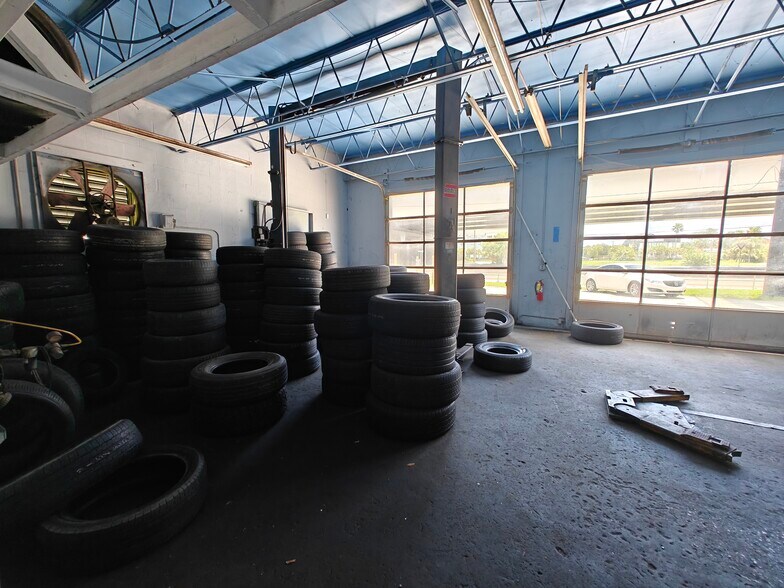 More Photos Of 18300 US Highway 19 N, Clearwater Auto Repair For Lease