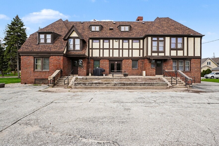 More Photos Of 302 N Trumbull St, Bay City Hotel For Sale