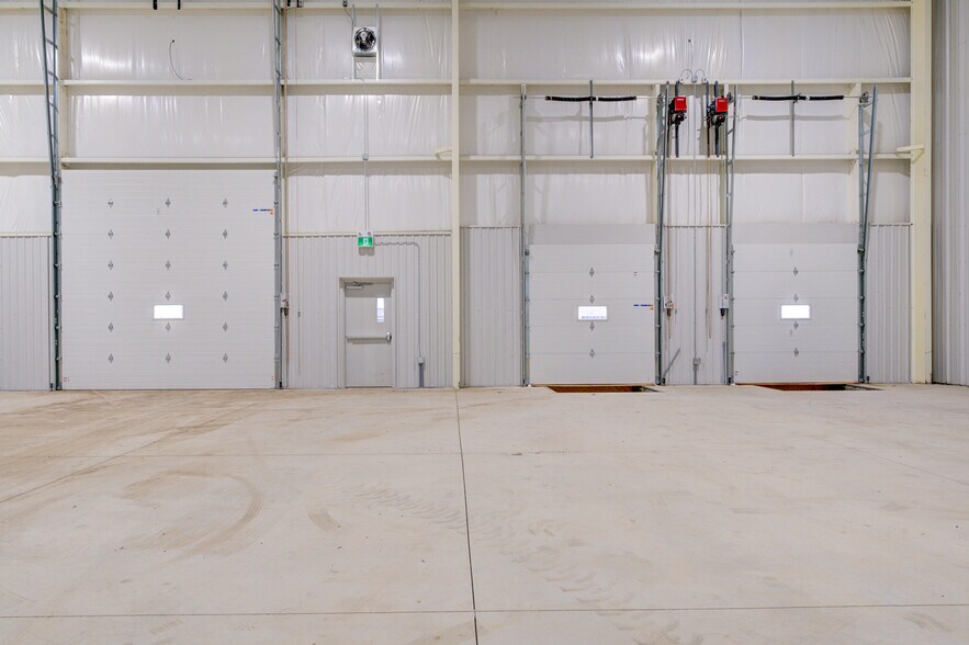 More Photos Of 71 Folsetter Dr, Paris Industrial For Lease