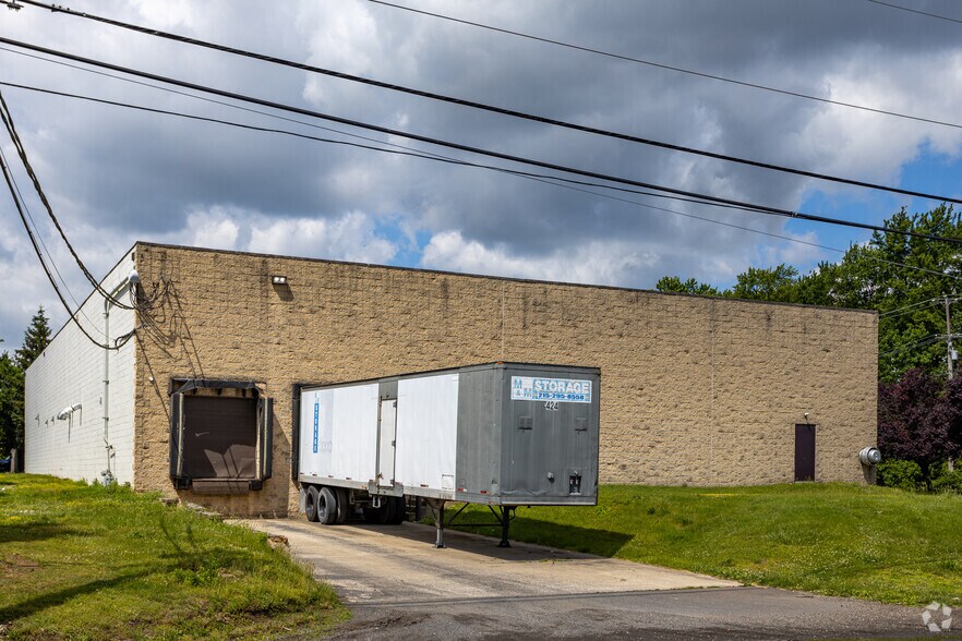 More Photos Of 51 Runway Dr, Levittown Warehouse For Lease