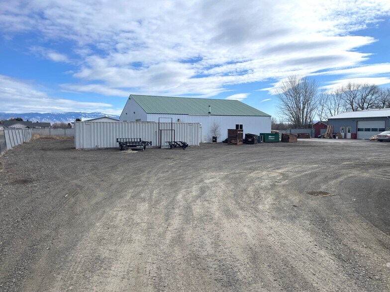 More Photos Of 10701 S Walton Rd, Island City Light Manufacturing For Lease