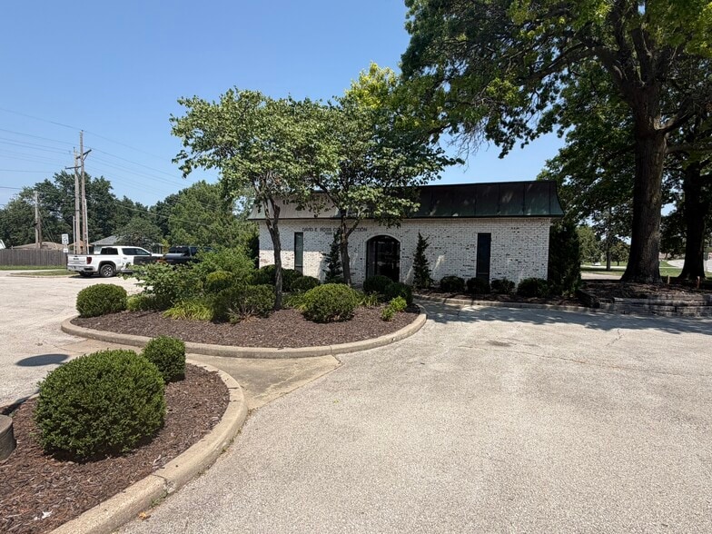 More Photos Of 10201 E 75th St, Raytown Office For Sale