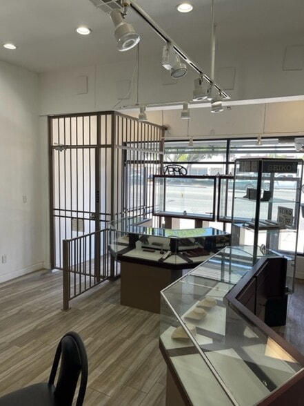 More Photos Of 21930-21932 Ventura Blvd, Woodland Hills Storefront For Lease