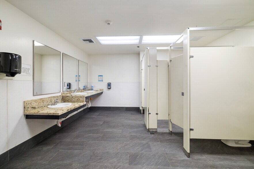 More Photos Of 44339 Beech Ave, Lancaster Schools For Lease