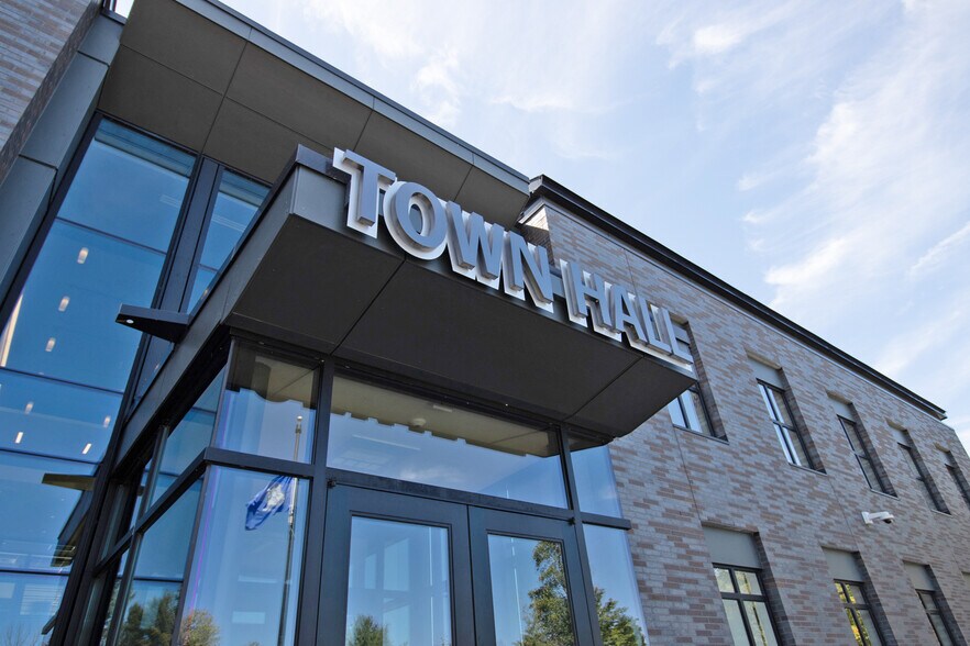 More Photos Of 11 Edgewater Cir, East Hampton Office For Lease