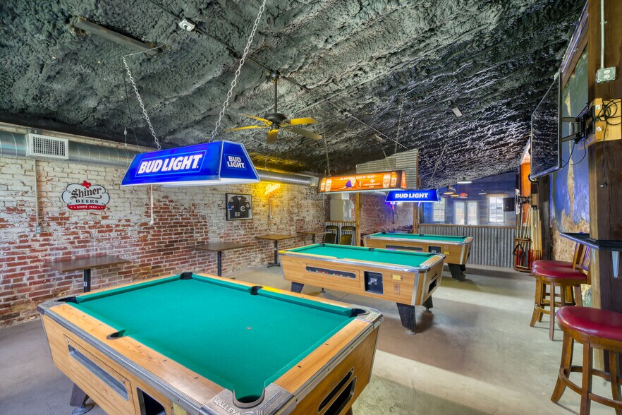 More Photos Of 514-520 N Railroad St, Burton Restaurant For Lease