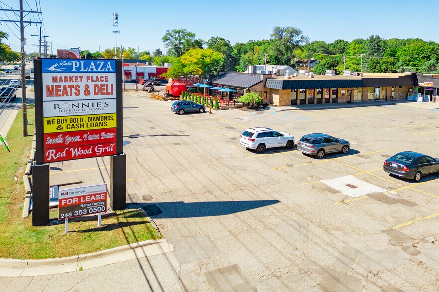 More Photos Of 7710-7726 Cooley Lake Rd, Waterford Freestanding For Lease