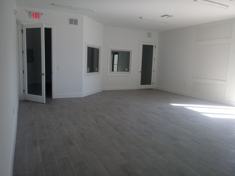 More Photos Of 19200 Peachland Blvd, Port Charlotte Warehouse For Lease