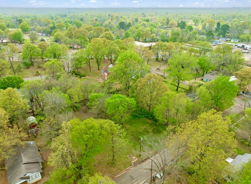 More Photos Of 600 Crockett Cir, Paris Specialty For Sale