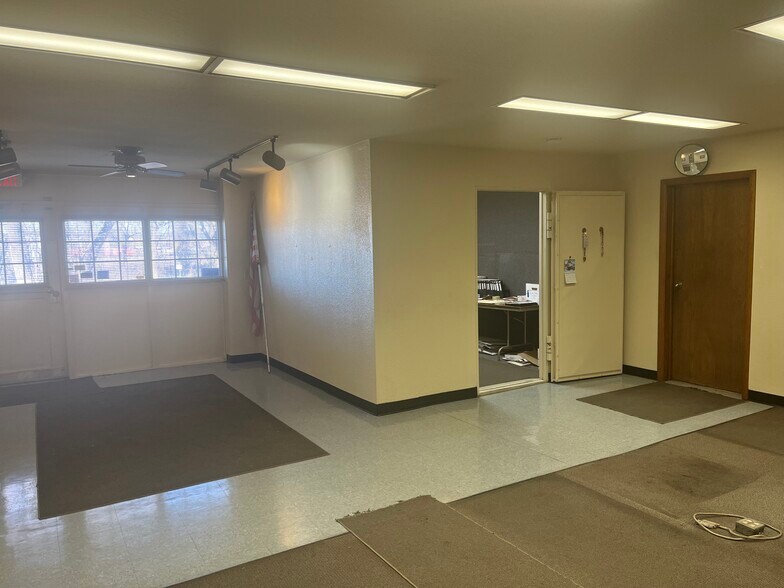 More Photos Of 2640 NW 2nd St, Oklahoma City Manufacturing For Sale