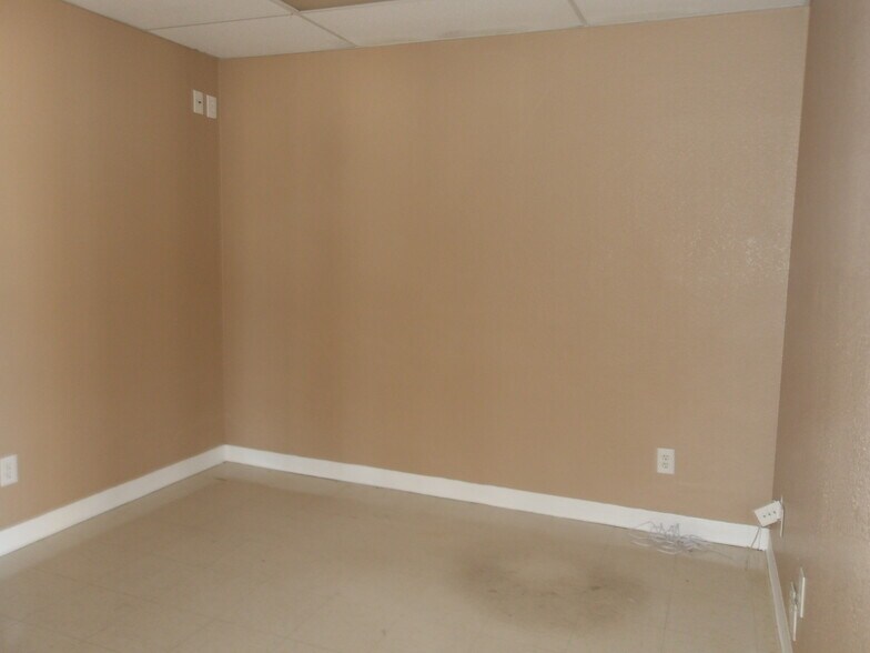 More Photos Of 503 W Business 83, Donna General Retail For Lease