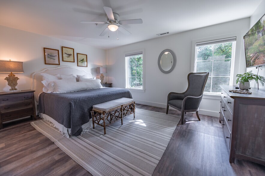 More Photos Of 118 Oak Crescent Cir, Clayton Hotel For Sale