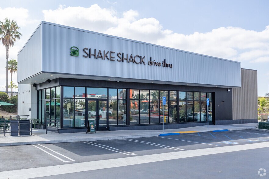 Primary Photo Of 711 Town Center Drive, Oxnard Fast Food For Sale