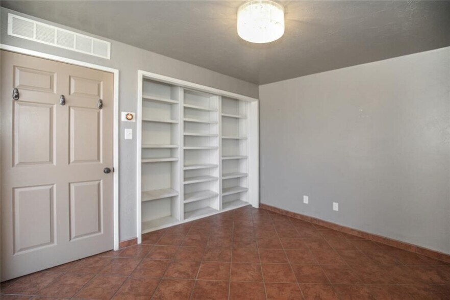 More Photos Of 500 Park Pl, Mustang Medical For Sale