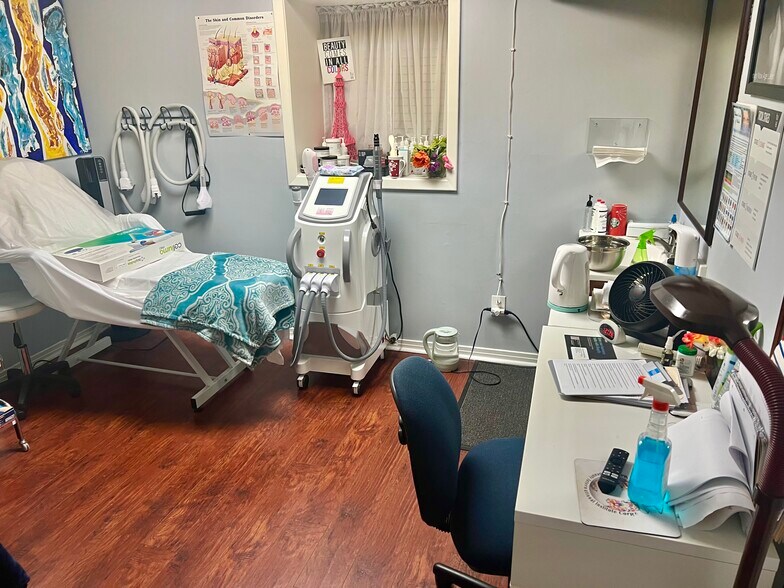 More Photos Of 5519 Hanley Rd, Tampa Storefront Retail Office For Sale