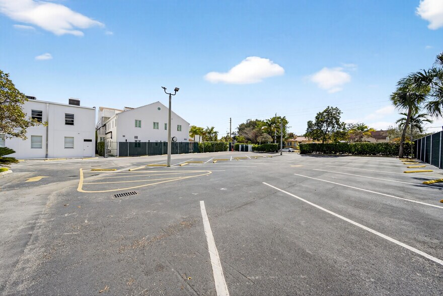 More Photos Of 7630 Biscayne Blvd, Miami Office For Lease