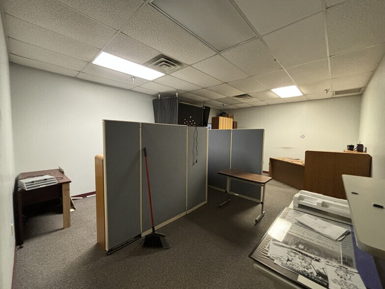 More Photos Of 1402 Hawthorne St, Bastrop Manufacturing For Lease