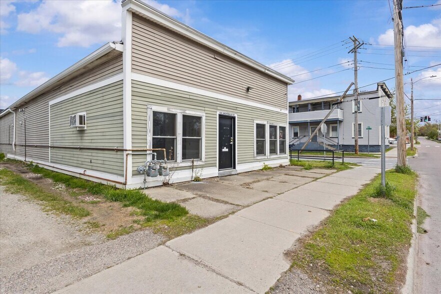 More Photos Of 21 Bright St, Burlington Freestanding For Sale