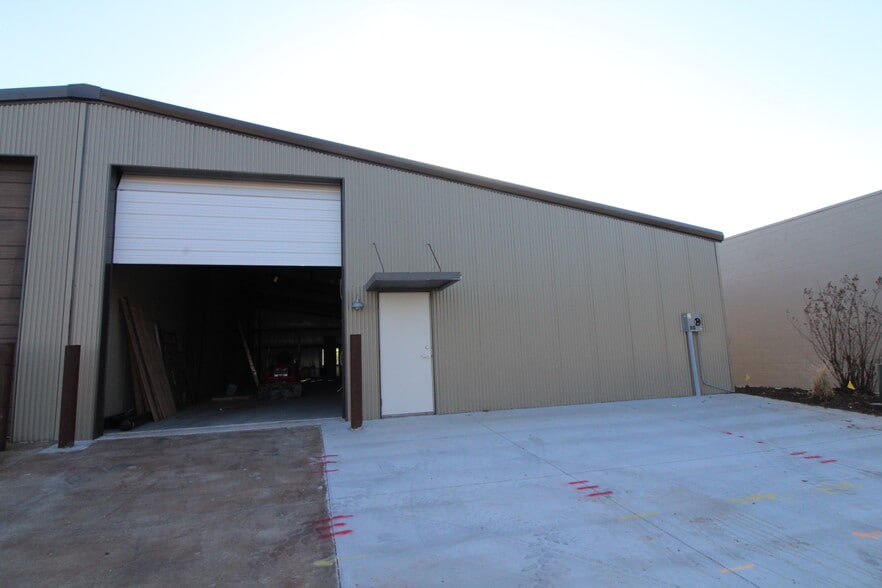More Photos Of 1302 Lindsey Plaza Dr, Norman Warehouse For Lease