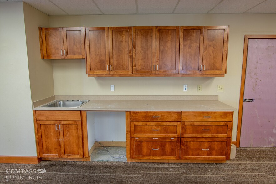 More Photos Of 2747 SW 6th St, Redmond Office For Lease