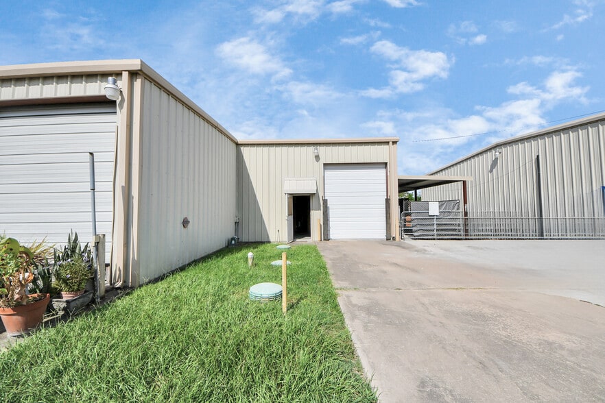More Photos Of 1027 Aldine Bender Rd, Houston Warehouse For Lease