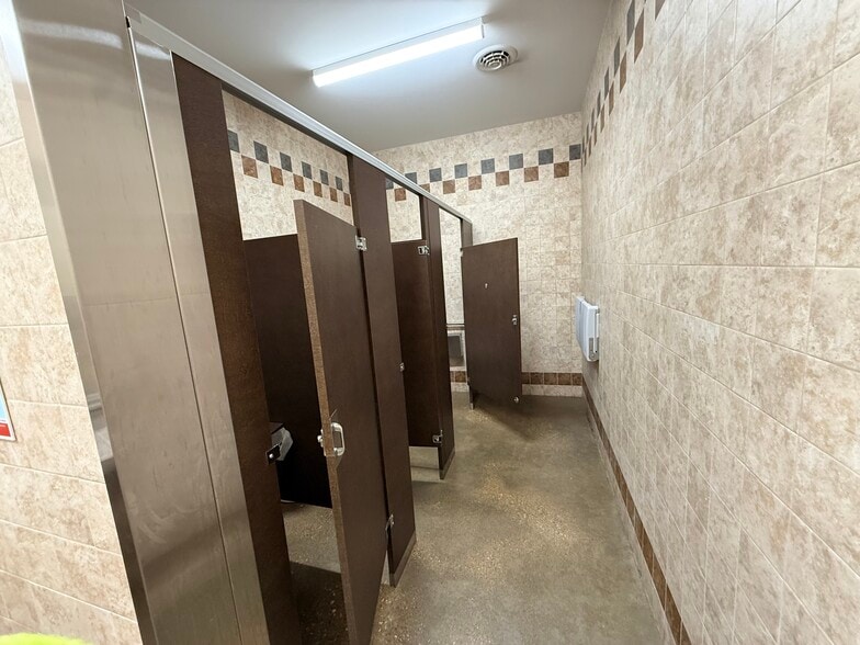 More Photos Of 535 Three Springs Rd, Bowling Green Freestanding For Sale